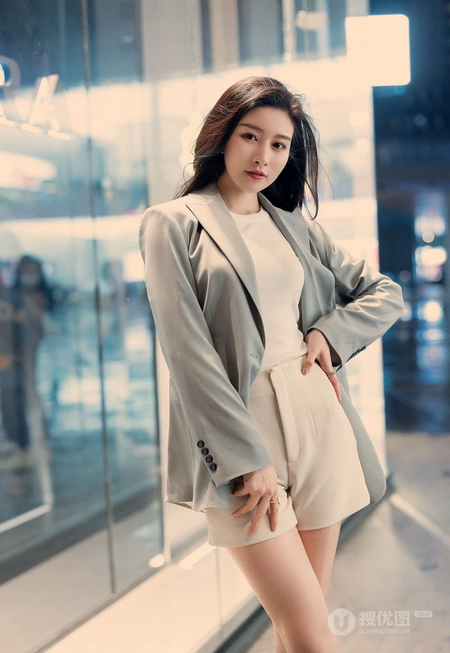 气质漂亮且有气质的女生轻熟Vanessa休闲西服短裤袜装高跟街拍写真套图
