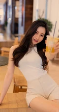 气质漂亮且有气质的女生轻熟Vanessa休闲西服短裤袜装高跟街拍写真套图