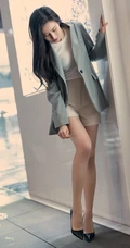 气质漂亮且有气质的女生轻熟Vanessa休闲西服短裤袜装高跟街拍写真套图