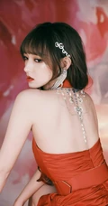 程潇气质玫瑰红露背短裙着身气质写真图片