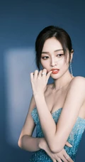 吴宣仪气质可爱蓝色渐变裹胸羽毛裙着身身材好辣写真美照