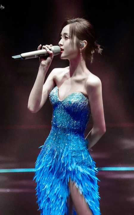 吴宣仪气质可爱蓝色渐变裹胸羽毛裙着身身材好辣写真美照
