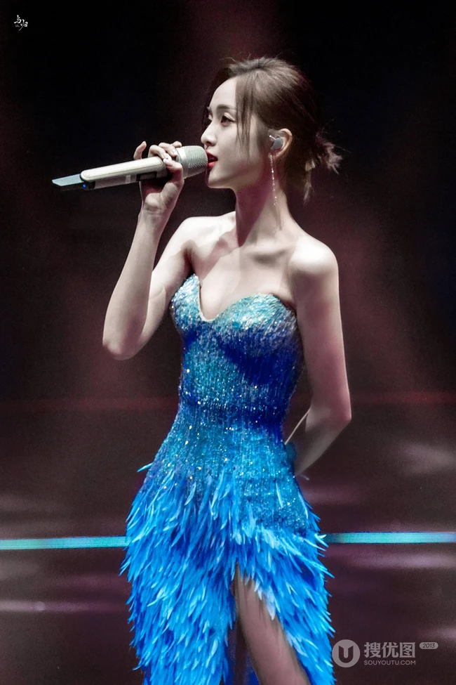 吴宣仪气质可爱蓝色渐变裹胸羽毛裙着身身材好辣写真美照