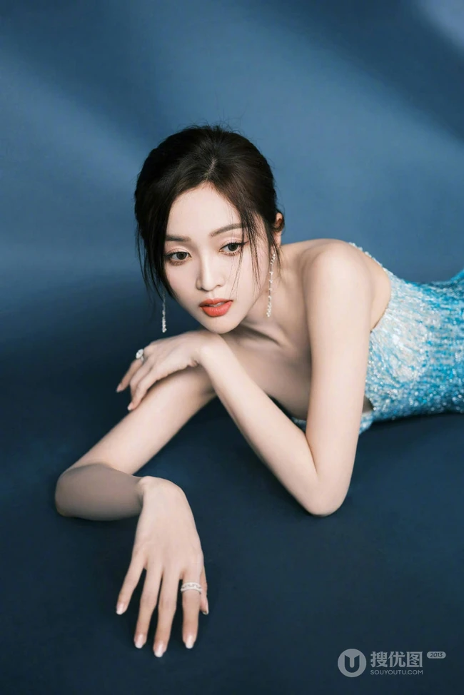 吴宣仪气质可爱蓝色渐变裹胸羽毛裙着身身材好辣写真美照