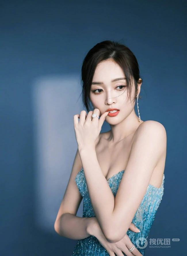 吴宣仪气质可爱蓝色渐变裹胸羽毛裙着身身材好辣写真美照