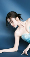 吴宣仪气质可爱蓝色渐变裹胸羽毛裙着身身材好辣写真美照
