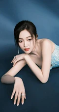吴宣仪气质可爱蓝色渐变裹胸羽毛裙着身身材好辣写真美照