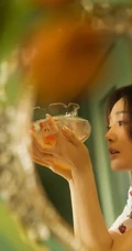 秦岚气质俏皮草莓印花裙着身复古胶片质感居家写真图片