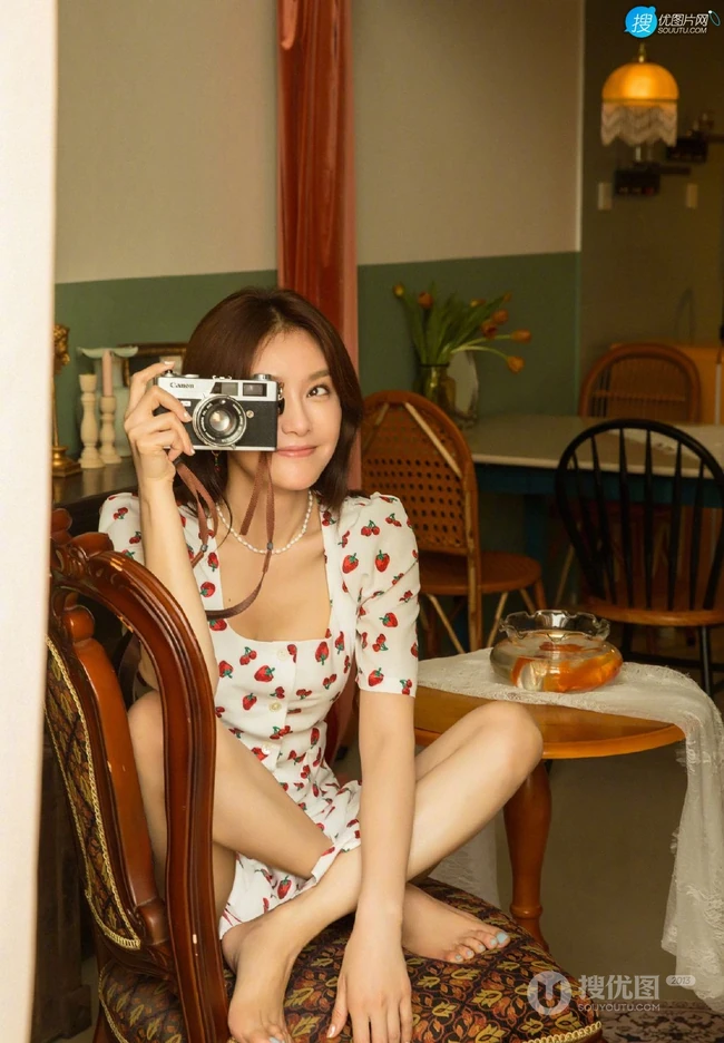 秦岚气质俏皮草莓印花裙着身复古胶片质感居家写真图片