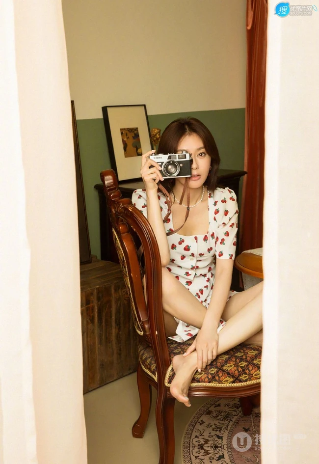 秦岚气质俏皮草莓印花裙着身复古胶片质感居家写真图片