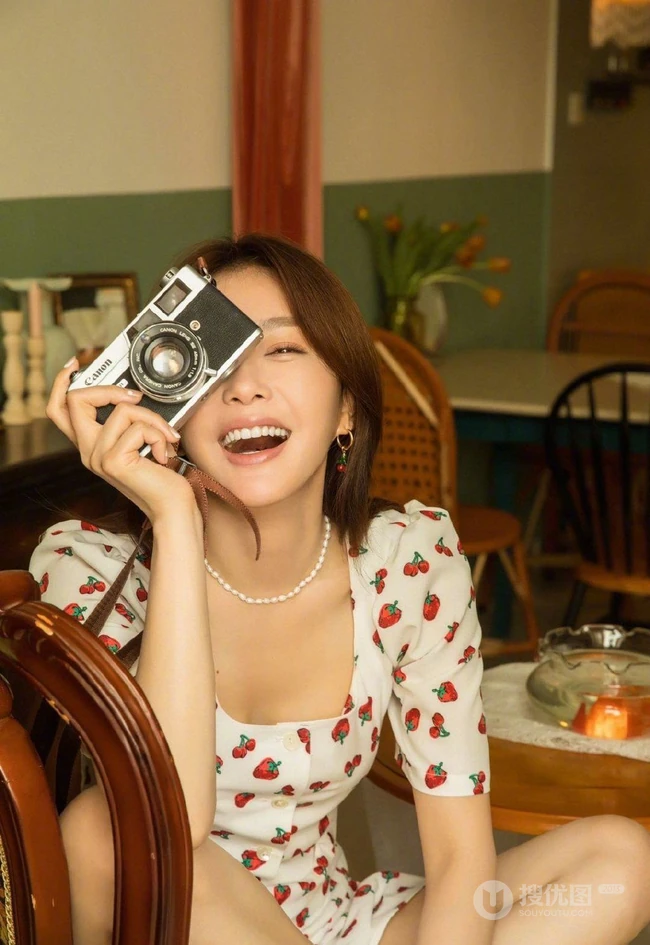 秦岚气质俏皮草莓印花裙着身复古胶片质感居家写真图片
