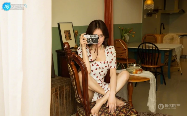 秦岚气质俏皮草莓印花裙着身复古胶片质感居家写真图片