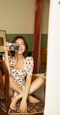 秦岚气质俏皮草莓印花裙着身复古胶片质感居家写真图片
