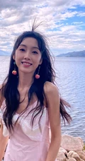 宣璐清新可爱肩带白裙湖边礁石滩旅拍生活照图片