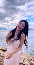 宣璐清新可爱肩带白裙湖边礁石滩旅拍生活照图片