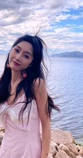 宣璐清新可爱肩带白裙湖边礁石滩旅拍生活照图片
