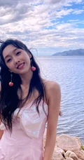 宣璐清新可爱肩带白裙湖边礁石滩旅拍生活照图片