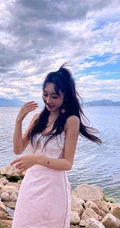 宣璐清新可爱肩带白裙湖边礁石滩旅拍生活照图片