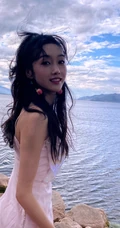 宣璐清新可爱肩带白裙湖边礁石滩旅拍生活照图片