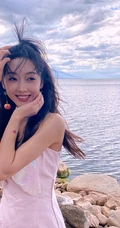 宣璐清新可爱肩带白裙湖边礁石滩旅拍生活照图片