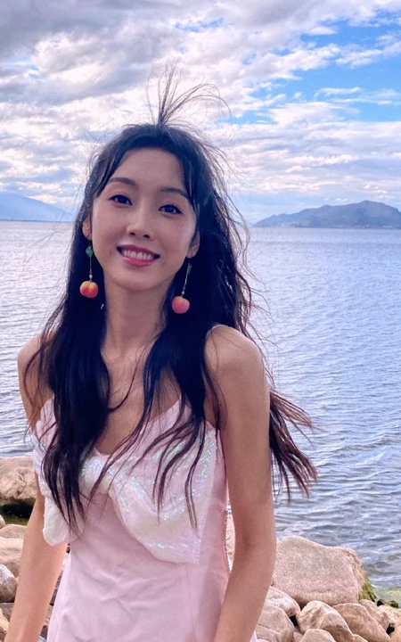 宣璐清新可爱肩带白裙湖边礁石滩旅拍生活照图片