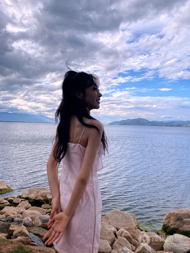 宣璐清新可爱肩带白裙湖边礁石滩旅拍生活照图片