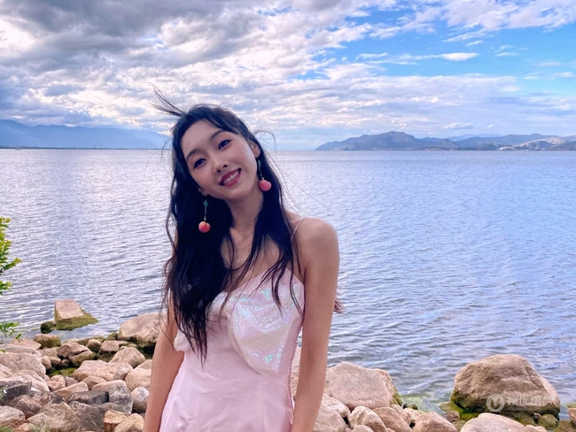 宣璐清新可爱肩带白裙湖边礁石滩旅拍生活照图片