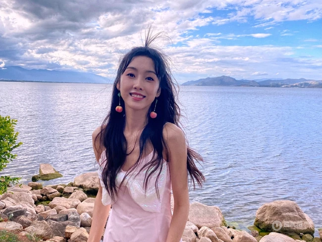 宣璐清新可爱肩带白裙湖边礁石滩旅拍生活照图片