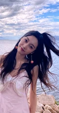 宣璐清新可爱肩带白裙湖边礁石滩旅拍生活照图片