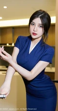 气质时尚气质女生韩静安最新蓝色紧身旗袍裙穿着柔美室内显独特魅力写真套图