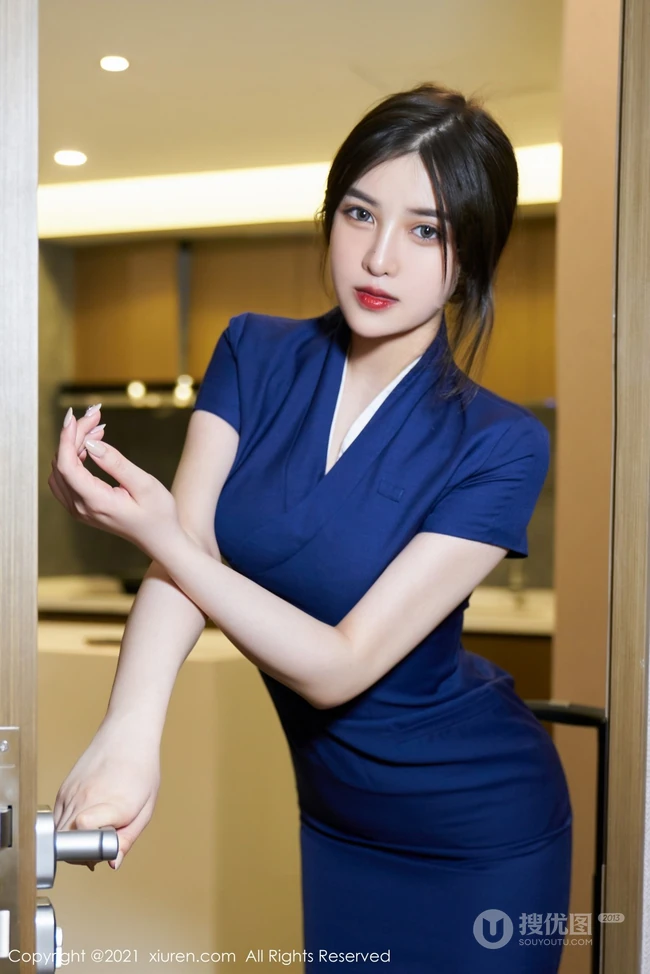 气质时尚气质女生韩静安最新蓝色紧身旗袍裙穿着柔美室内显独特魅力写真套图