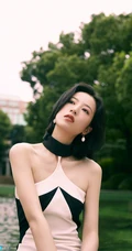 周雨彤优雅气质露背长裙着身，展现黑白优雅间的小时尚写真手机壁纸图片