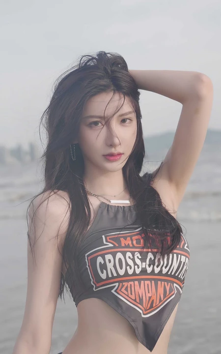 穿着性感砖石形状肚兜的海边美女高清手机壁纸图片