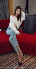 模样清秀高个子气质女生可樂Vicky紧身牛仔裤高跟穿搭沙发优雅气质写真套图