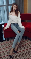模样清秀高个子气质女生可樂Vicky紧身牛仔裤高跟穿搭沙发优雅气质写真套图