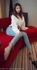模样清秀高个子气质女生可樂Vicky紧身牛仔裤高跟穿搭沙发优雅气质写真套图