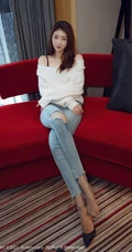 模样清秀高个子气质女生可樂Vicky紧身牛仔裤高跟穿搭沙发优雅气质写真套图