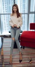 模样清秀高个子气质女生可樂Vicky紧身牛仔裤高跟穿搭沙发优雅气质写真套图