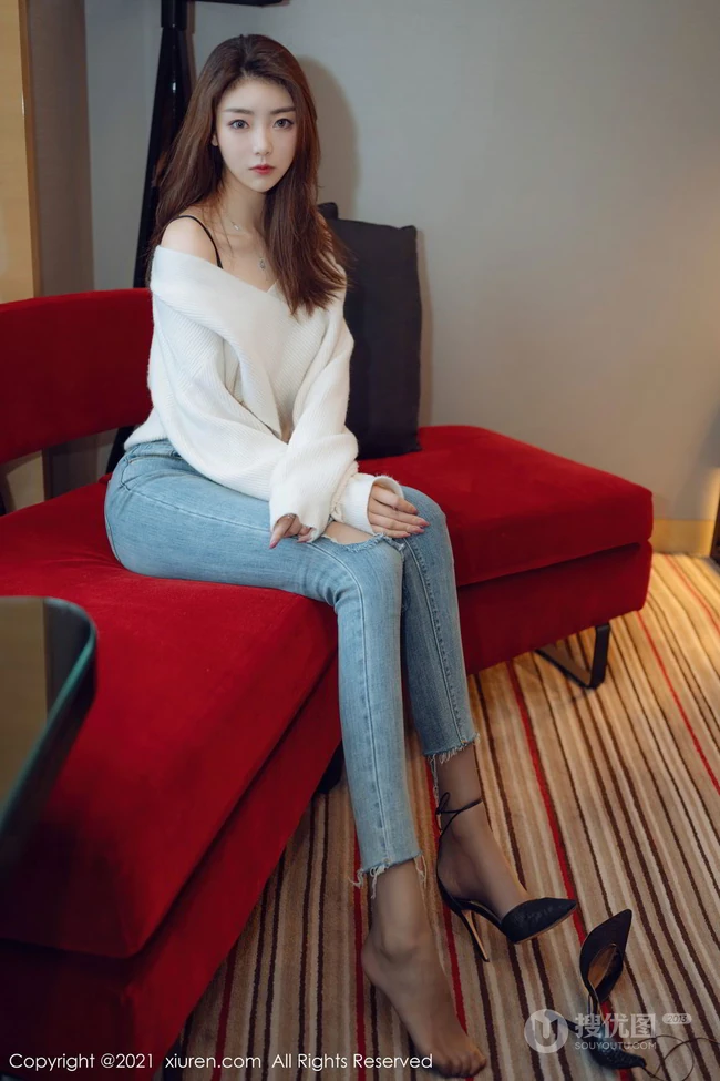 模样清秀高个子气质女生可樂Vicky紧身牛仔裤高跟穿搭沙发优雅气质写真套图