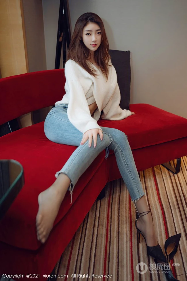 模样清秀高个子气质女生可樂Vicky紧身牛仔裤高跟穿搭沙发优雅气质写真套图