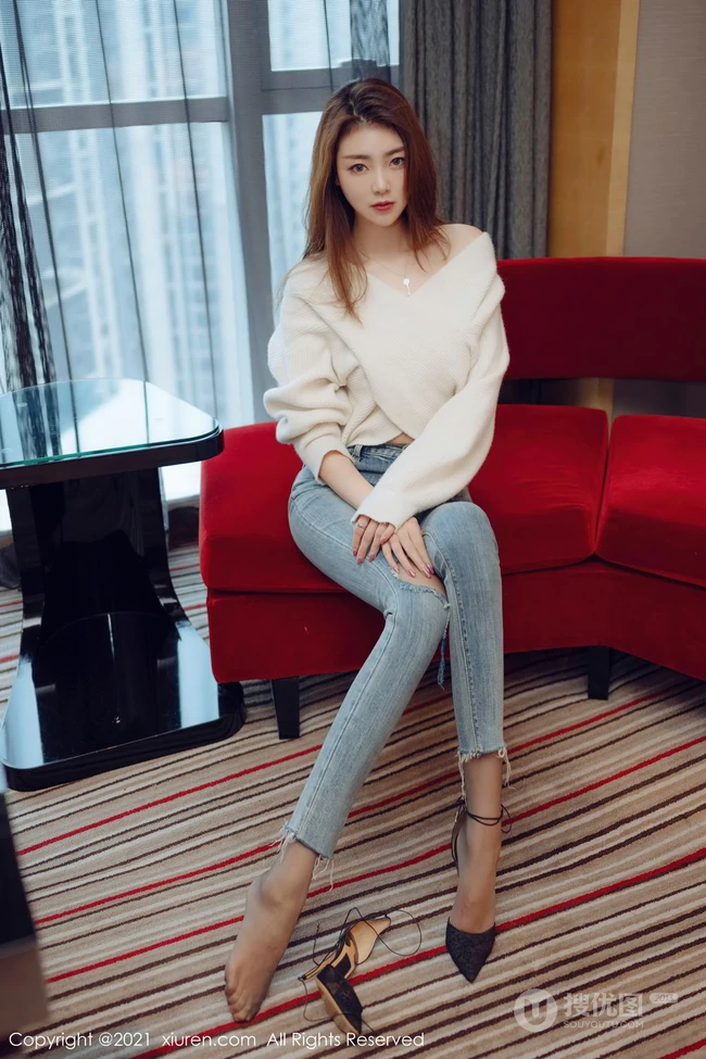 模样清秀高个子气质女生可樂Vicky紧身牛仔裤高跟穿搭沙发优雅气质写真套图