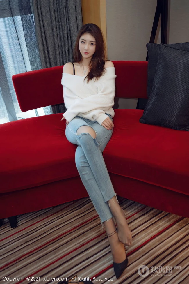 模样清秀高个子气质女生可樂Vicky紧身牛仔裤高跟穿搭沙发优雅气质写真套图