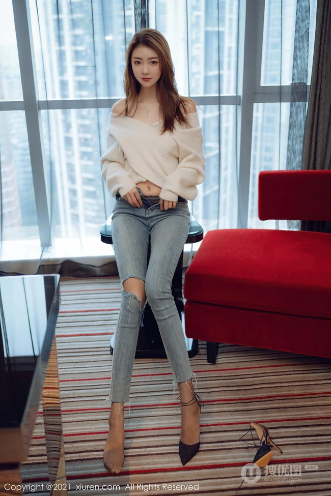 模样清秀高个子气质女生可樂Vicky紧身牛仔裤高跟穿搭沙发优雅气质写真套图