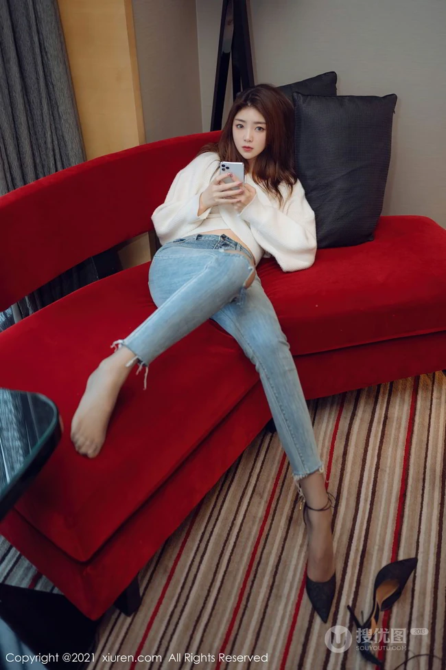 模样清秀高个子气质女生可樂Vicky紧身牛仔裤高跟穿搭沙发优雅气质写真套图