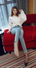 模样清秀高个子气质女生可樂Vicky紧身牛仔裤高跟穿搭沙发优雅气质写真套图