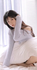 阳光温柔，女孩也温柔，浅粉白皙线条感短裤少女居家悠闲写真图片