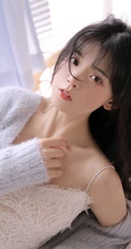 阳光温柔，女孩也温柔，浅粉白皙线条感短裤少女居家悠闲写真图片
