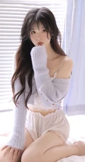 阳光温柔，女孩也温柔，浅粉白皙线条感短裤少女居家悠闲写真图片
