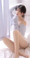 阳光温柔，女孩也温柔，浅粉白皙线条感短裤少女居家悠闲写真图片