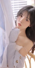 阳光温柔，女孩也温柔，浅粉白皙线条感短裤少女居家悠闲写真图片